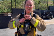 Beccy Barr é clicada atuando no Corpo de Bombeiros