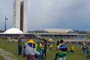 As forças de segurança tinham isolado a área. Os manifestantes só poderiam ir até as bandeiras em frente ao Congresso. Mas os terroristas romperam a barreira
