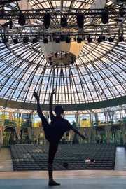 Bailarino no palco do teatro do ponto turístico 