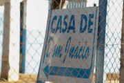 Centro espírita de médium acusado de crimes sexuais continua a receber visitantes