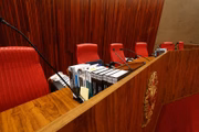 A Corte Eleitoral tem sete ministros efetivos. Outros sete são substitutos. Três são oriundos do STF, dois do STJ e dois da classe dos juristas