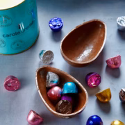 Ovo ao leite com bombons sortidos