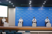 A equipe médica que acompanhou o prefeito da cidade de São Paulo, Bruno Covas (PSDB), durante coletiva de imprensa no auditório do hospital Sírio-Libanês, região central de São Paulo