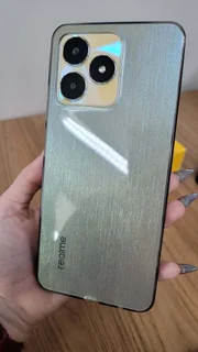 O aparelho vem acompanhado de capinha de silicone na caixa