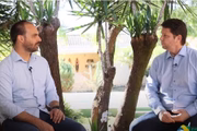 Mario Frias é entrevistado pelo deputado Eduardo Bolsonaro