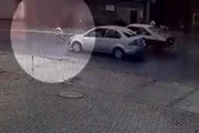 Os bombeiros informaram que, apesar do impacto, a criança teve apenas um corte na cabeça
