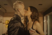 Após término, MC Daniel lança clipe em que beija Mel Maia