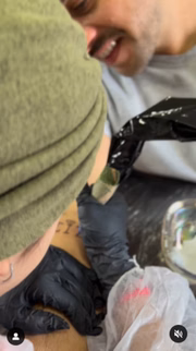 Menina de 8 anos fez a primeira tatuagem do pai. Veja o resultado