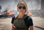 Sarah Connor também está de volta, com Linda Hamilton reprisando o clássico papel