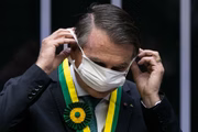 Bolsonaro coloca a máscara durante homenagem recebida na Câmara dos Deputados