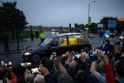 Milhares de ingleses foram às ruas homenagear a rainha
