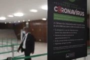 Aviso sobre o novo coronavírus na entrada da Câmara dos Deputados