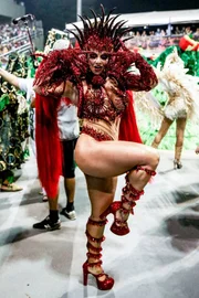 Viviane desfilou pela Mancha Verde, em São Paulo