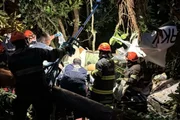 Bombeiros trabalham para resgatar vítima após queda de avião de pequeno porte cai no litoral de São Paulo