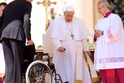 O pontífice saindo após o fim da missa