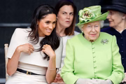 Meghan Markle e a rainha Elizabeth II com Samantha Cohen ao fundo
