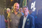 Hudson Marçal ao lado do deputado federal Eduardo Bolsonaro, filho do ex-presidente Jair Bolsonaro