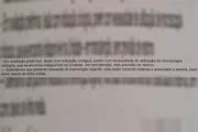 No documento, lê-se: "Lesão com indicação cirúrgica; porém, com necessidade de utilização de microscopia cirúrgica, que se encontra indisponível na unidade – em manutenção"