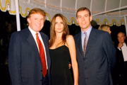Donald Trump, Melania Trump e príncipe Andrew em um evento em Palm Beach