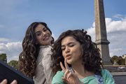 Camila Queiroz e Maisa no fim das gravações da série brasileira De Volta aos 15