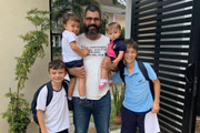Juliano Cazarré é pai de outros quatro filhos, Vicente, de 11 anos, Inácio, de 8, Gaspar, de 2, e Maria Madalena, de 1