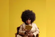 Mesmo com a dor, Elza presenteou o mundo com seu jeito único de cantar. Ela se tornou uma das maiores cantoras da história da música popular brasileira. Iniciou a trajetória nos concursos de rádio, no anos 1950. Nas décadas seguintes, construiu uma grande trajetória no samba