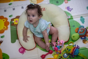 Ela gosta de brincar com objetos que emitem sons, como chocalho
