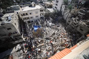 Palestinos vasculham os escombros de um prédio desabado em busca de sobreviventes e vítimas após o bombardeio israelense de Deir el-Balah, no centro da Faixa de Gaza, contra o Hamas