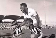 No primeiro jogo oficial pelo clube, Pelé fez dois gols contra o Corinthians. O feito fez com que o iniciante conquistasse holofotes. Contudo, foi após o torneio Rio-São Paulo em 1957 que o atleta se tornou nacionalmente conhecido