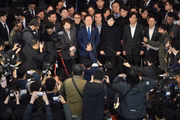 Pessoas ao redor do presidente da Coreia do Sul, Yoon Suk-yeol