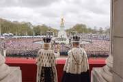 Camilla e Charles na varanda do Palácio de Buckingham acenam para o público