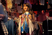 “Baseado no livro bastante famoso de Sophia Amoruso, criadora de Nasty Gal, a série original da Netflix explora o começo da jornada da fashionista na criação da conhecida loja de roupas <i>vintage</i>. Destaque: a série é uma obra linda no que diz respeito a figurino. Infelizmente, foi cancelada logo na primeira temporada, mas para quem se interessar: ainda dá para assistir no streaming!”, aponta