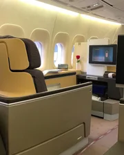 Registros dos ambientes de primeira classe em que viaja também impressionam os seguidores