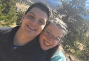 Adan Manzano e a esposa posam sorridentes durante passeio