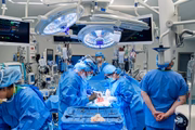 Médico do hospital universitário de Nova York realizaram o transplante