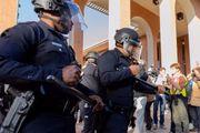 Membros das forças de segurança e policiais intervêm nos manifestantes estudantis pró-palestinos