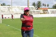 "Os empresários querem apenas colocar os jovens nos clubes e deixam a formação humana em segundo plano", diz a dirigente