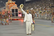 Ator representando Mário de Andrade, na comissão de frente da Mocidade Alegre, durante desfile no Anhembi em São Paulo