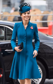 A duquesa durante o Anzac Day, em Londres, com um vestido azul-petróleo da designer londrina Catherine Walker