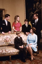 A rainha Elizabeth e o príncipe Philip tiveram quatro filhos: Charles, Anne, Andrew e Edward