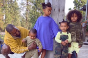 Kanye West com os quatro filhos: Psalm, North, Chicago e Saint