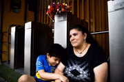 Mãe e filho desolados após a morte de Maradona