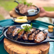Picanha maturata feita na brasa com molho chimichurri