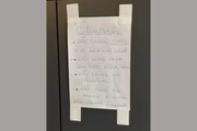 Cartaz com orientações da supervisão sobre o tratamento que deve ser destinado aos imigrantes retidos