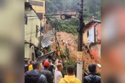 Moradores são procurados em destruição deixada por deslizamento de terra