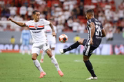 Carlão tocando a bola