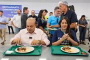 Ibaneis Rocha e Ana Paula Marra no restaurante comunitário