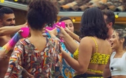 Em Rio Shore, dez jovens cariocas se reúnem em uma mansão paradisíaca com bebida liberada e quase nenhuma regra