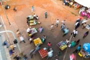 Pedestres precisam superar diversos obstáculos para circular no principal terminal do DF