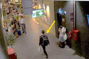 Momento em que filho de Moraes surge na imagem da câmera de segurança